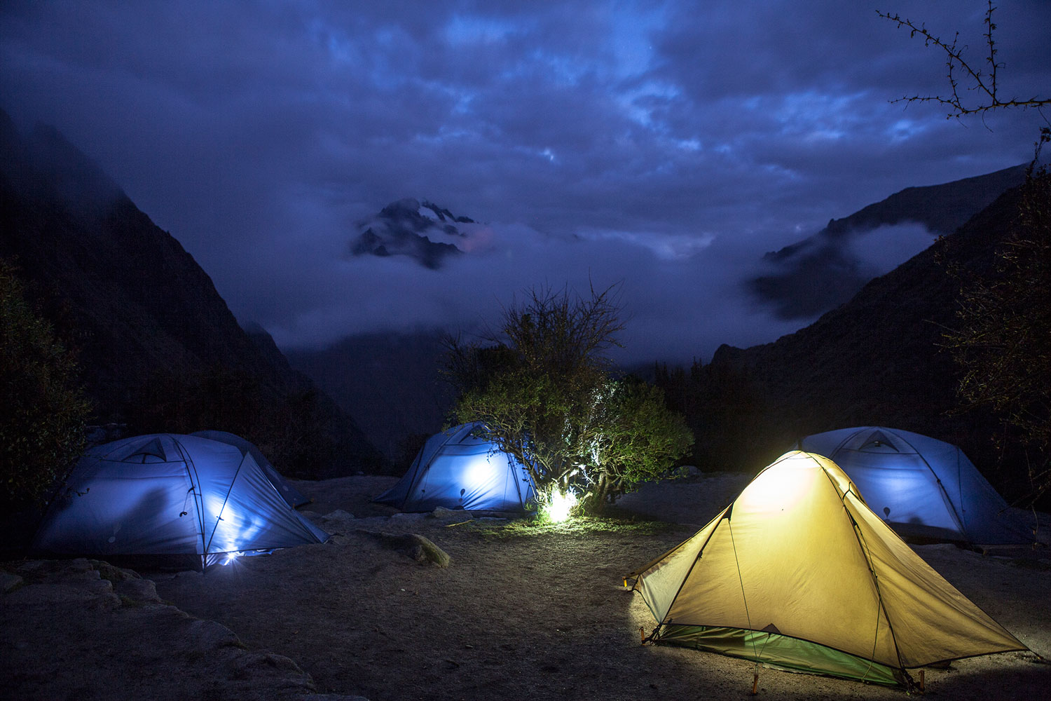 Палаточный лагерь в темноте