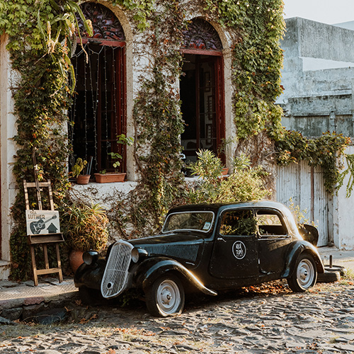 Classic car in from of an ivy coated building in Colonia del Sacramento, Uruguay. 